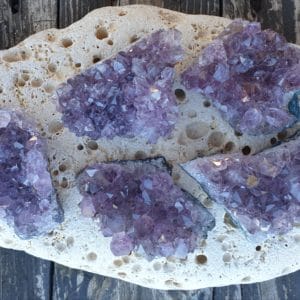 Améthyste cristaux pierre violette minéralogie minerai géode caillou isolé  fond blanc éclairage studio gemme semi précieuse curiosité géologique Stock  Photo